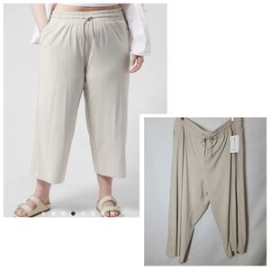 New with tags- Plus size Athleta Avenue Wide leg crop pants- Size 24